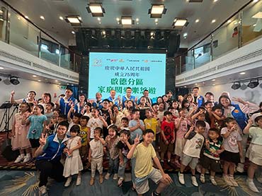 Instructor guides teenagers to make Chaozhou mooncakes. 1