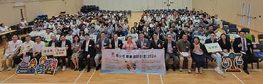 The District Officer (Kowloon City), Miss Alice Choi celebrates with awardees. 2