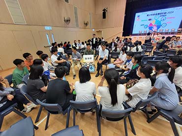 Primary students participate in string performance to enrich the art atmosphere in the event. 1