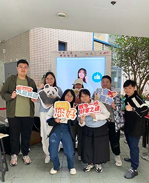 Kai Tak Area Committee members are pictured with participants. 1