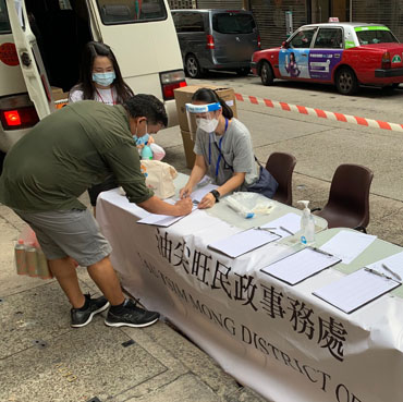 Yau Tsim Mong District Office delivering gift packs to residents who had completed compulsory quarantine 1 