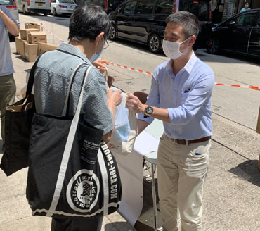Yau Tsim Mong District Office delivering gift packs to residents who had completed compulsory quarantine 2 