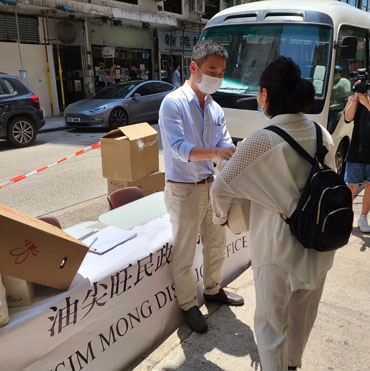 Yau Tsim Mong District Office delivering gift packs to residents who had completed compulsory quarantine 3 