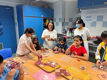 Local and ethnic minority youths participate in the handmade glass lantern workshop. 1
