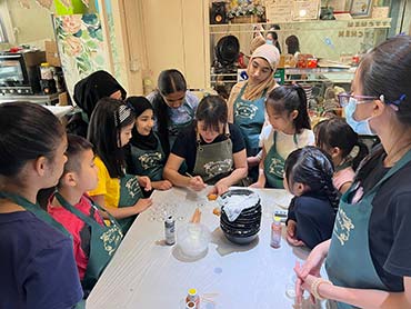 Local and ethnic minority youths participate in the handmade glass lantern workshop. 1