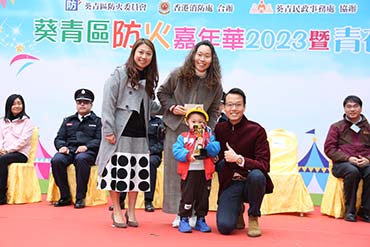 The District Officer (Kwai Tsing), Mr Huggin Tang is pictured with the champion of the“Fire Safety Carnival” Colouring Competition. 2