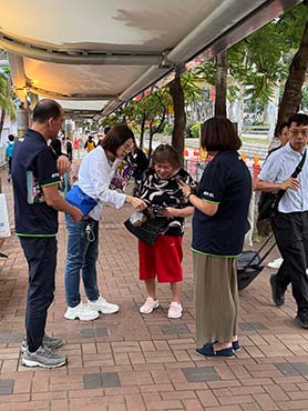 The District Officer (Kwai Tsing), Mr Huggin Tang is pictured with the champion of the“Fire Safety Carnival” Colouring Competition. 2