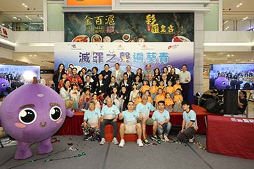 Members of “three committees” and District Council of the Kwai Tsing District greet with local residents during the bus parade. 2