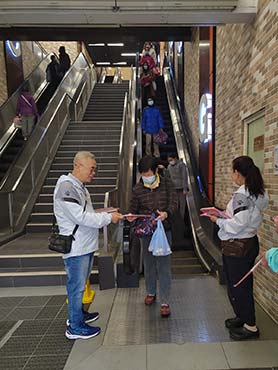 Lung Shan Area Committee and Fung Shui Area Committee members distribute calendars to members of the public in the district to celebrate New Year. 2