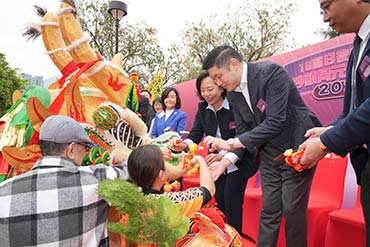 Sha Tau Kok Lantern Festival Fun Day was held on February 24. Photo shows the Secretary for Home and Youth Affairs, Miss Alice Mak; the Director of Home Affairs, Mrs Alice Cheung; the District Officer (North), Mr Derek Lai; and other officiating guests at the eye-dotting ceremony. 2