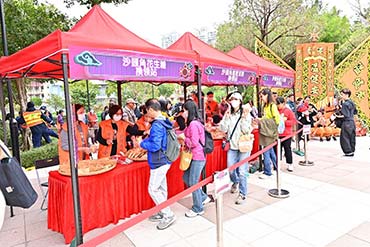 To celebrate the Spring Lantern Festival and to boost local economy, the North District Office, the North District Council, in collaboration with the Sha Tau Kok District Rural Committee, co-organised Sha Tau Kok Lantern Festival Fun Day. Free distribution of Hakka festive snacks was arranged to attract members of the public to visit Sha Tau Kok and celebrate the festive season. Photo shows the snack distribution counters where visitors can redeem coupons for free peanut brittles, rice crackers and Hakka rice dumplings. 4