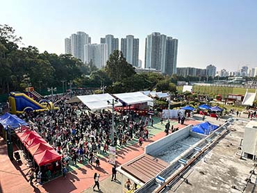 Residents participate in activities of the carnival. 4