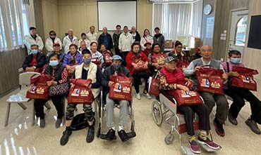 The elderly persons express gratitude to the North District Elderly Committee for their visit. 2