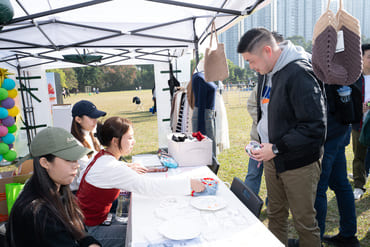 Members of the public take part in the flea market campaign, have a taste of creative products and share a good time together (1). 1