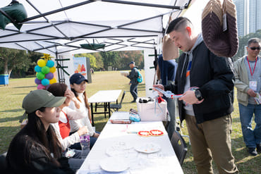 Members of the public take part in the flea market campaign, have a taste of creative products and share a good time together (2). 2