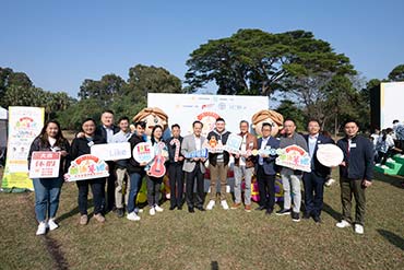 The District Officer (North), Mr Derek Lai, is pictured with District Council members of North District Council at the thematic display (1). 3