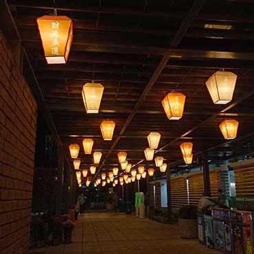 Sky lanterns hung above the passageway adjacent to the pond in Sai Kung Waterfront Park. 1