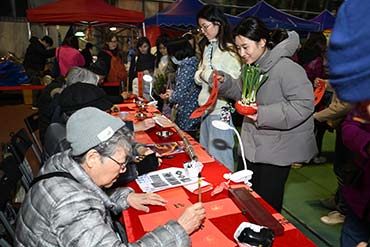 Elderlies writing Fai Chun for participants. 4