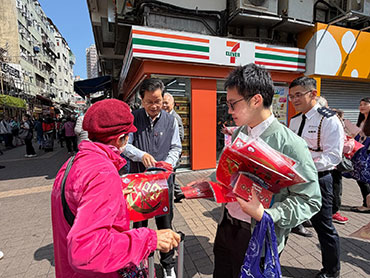 Members of the Tai Po District Fight Crime Committee distribute crime prevention souvenirs to members of the public. 2