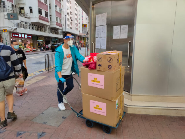 Central and Western District Office distributes anti-epidemic support supplies by the Central Government to residents in need in Sai Wan and Kennedy Town4