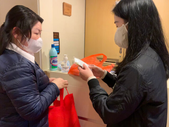 Central and Western District Office distributes anti-epidemic support supplies by the Central Government to residents in need in Central and Mid-Levels3