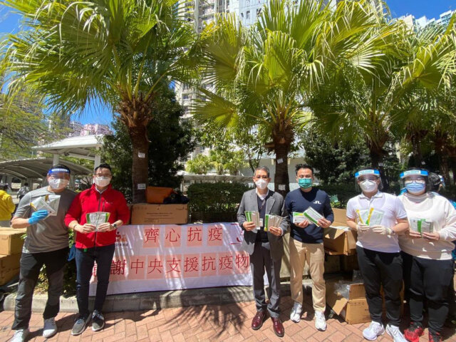 Eastern District Office and Aldrich Area Committee distribute anti-epidemic supplies by Central Government at Oi Tung Estate, Shau Kei Wan