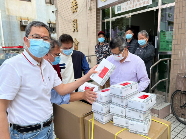 North District Office distributes anti-epidemic supplies provided by Central Government to villagers of Sha Tau Kok area2