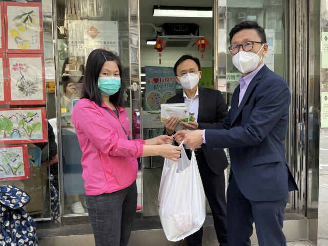 Sham Shui Po District Office distributes anti-epidemic items received from Central Government4
