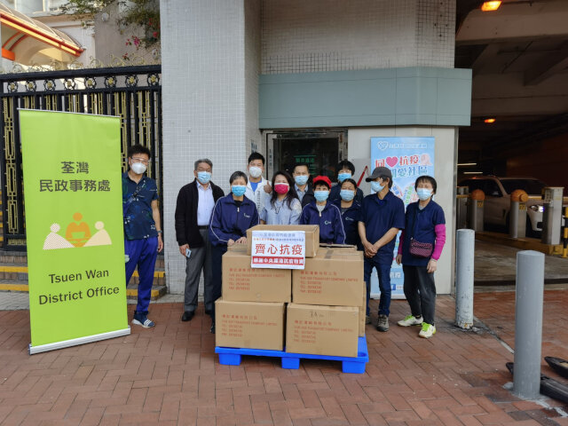 Tsuen Wan District Office distributes anti-epidemic supplies by Central Government  to residents, cleaning workers and property management staff of old residential buildings and other private buildings in the district