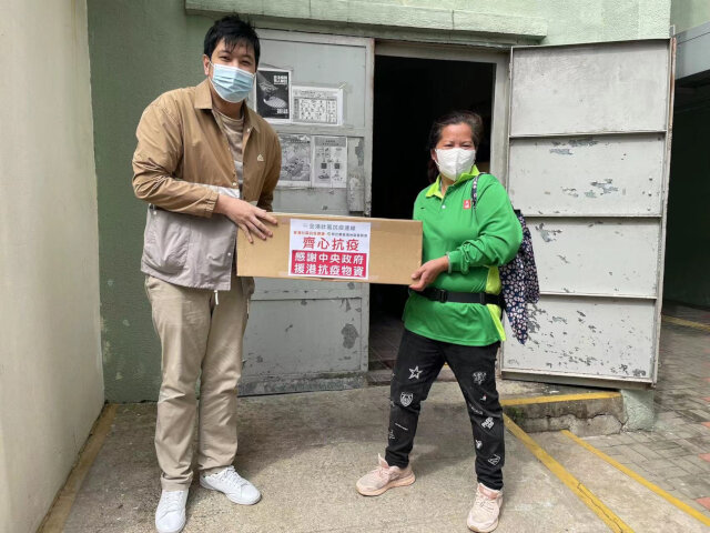 Tsuen Wan District Office distributes anti-epidemic supplies by Central Government to vendors and cleaning workers in market of Lei Muk Shue Estate
