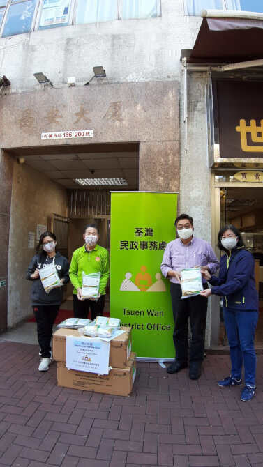 Tsuen Wan District Office distributes anti-epidemic supplies by Central Government to residents of private buildings and merchants in the district