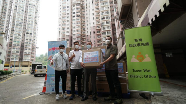 Tsuen Wan District Office distributes anti-epidemic supplies by Central Government to residents in the district3