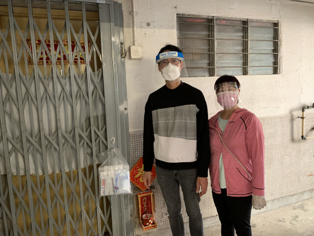 istrict Officer (Yuen Long) and Yuen Long Community Anti-Coronavirus Link jointly distribute anti-epidemic supplies by Central  Government  to residents of Wing Fat House and residents under home quarantine at Shui Pin Wai Estate2