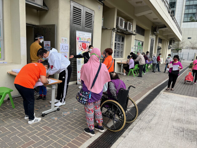 Sham Shui Po District Office organises "Vaccination for the Elderly in Sham Shui Po" for residents of Fu Cheong Estate, Wing Cheong Estate and Nam Cheong Estate1