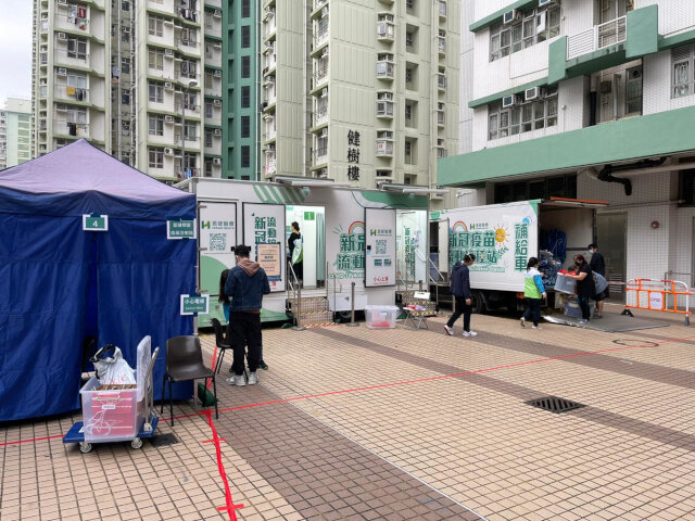 Civil Service Bureau and Tsuen Wan District Office open a mobile vaccination unit in Lei Muk Shue Estate （Outside Lei Muk Shue Community Hall）2