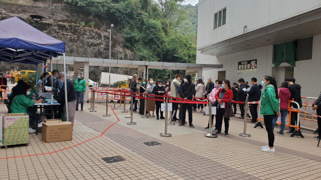 The Civil Service Bureau and the Tsuen Wan District Office opened a mobile vaccination unit in Lei Muk Shue Estate (Outside Lei Muk Shue Community Hall）