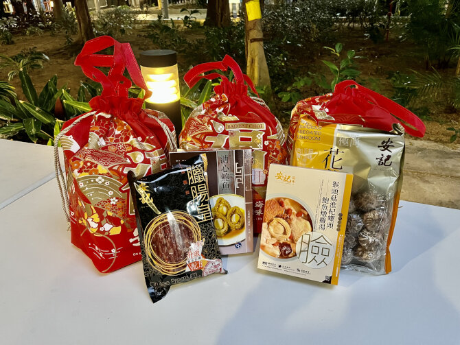 The Tsuen Wan District Office supports extended Restriction-Testing Declaration opeartion in Kwai Chung Estate and gives out Chinese New Year goodie bags1
