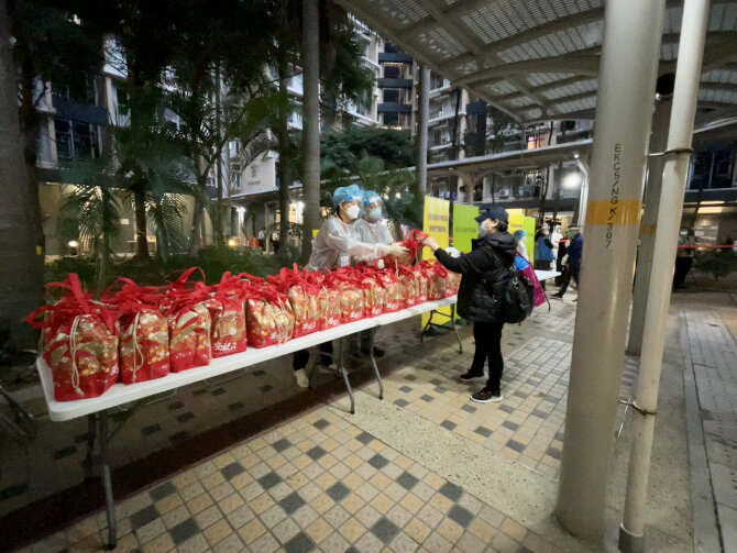 The Tsuen Wan District Office supports extended Restriction-Testing Declaration opeartion in Kwai Chung Estate and gives out Chinese New Year goodie bags2