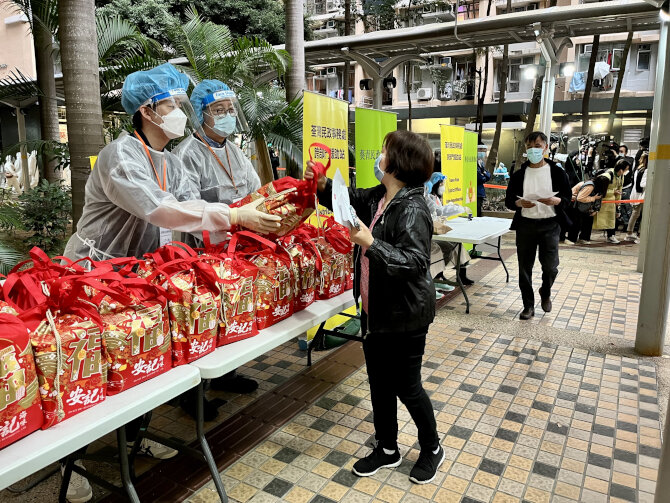 The Tsuen Wan District Office supports extended Restriction-Testing Declaration opeartion in Kwai Chung Estate and gives out Chinese New Year goodie bags3