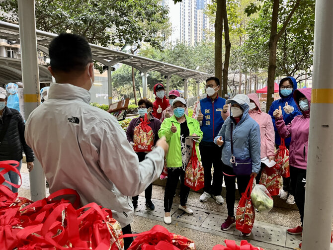 The Tsuen Wan District Office supports extended Restriction-Testing Declaration opeartion in Kwai Chung Estate and gives out Chinese New Year goodie bags4