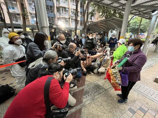 The Tsuen Wan District Office supports extended Restriction-Testing Declaration opeartion in Kwai Chung Estate and gives out Chinese New Year goodie bags5