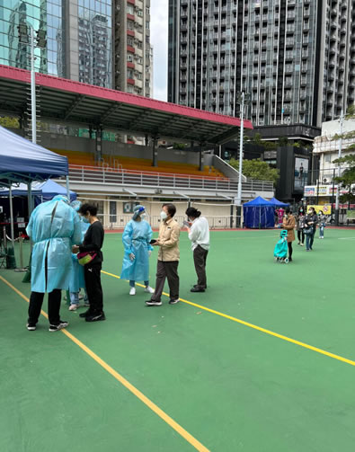 Yau Tsim Mong District Office arranges volunteers to direct people at the Mobile Specimen Collection Station at Mong Kok's MacPherson Playground1