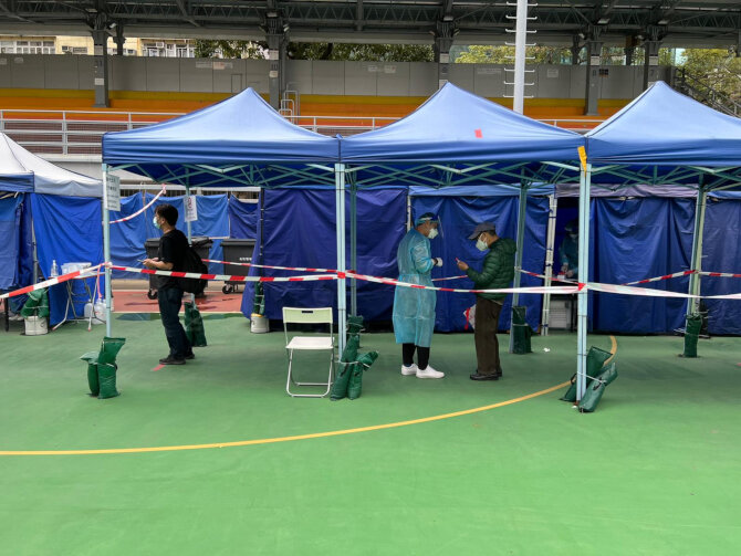 Yau Tsim Mong District Office arranges volunteers to direct people at the Mobile Specimen Collection Station at Mong Kok's MacPherson Playground2