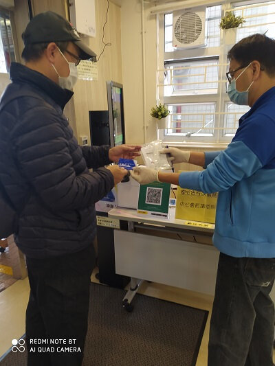 Hong Shing Area Committee of Eastern District distributes COVID-19 rapid test kits in Taikoo Shing and Quarry Bay area