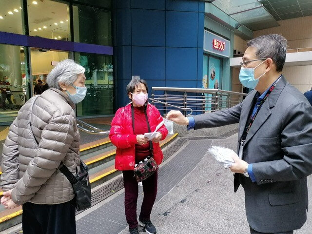 Eastern District Office and Hong Kong Eastern District Community Association distribute COVID-19 rapid test kits at Oi Tung Estate, Shau Kei Wan2