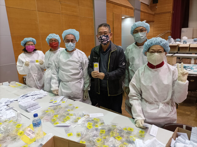 Eastern District Office and its volunteers pack rapid test kits during the Chinese New Year holiday3
