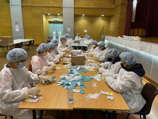 Eastern District Office and its volunteers pack rapid test kits during the Chinese New Year holiday4