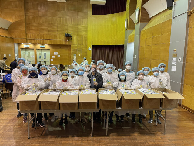 Eastern District Office and its volunteers pack rapid test kits during the Chinese New Year holiday5