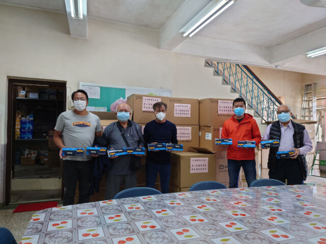 Distribution of rapid test kits by the Islands District Office3)