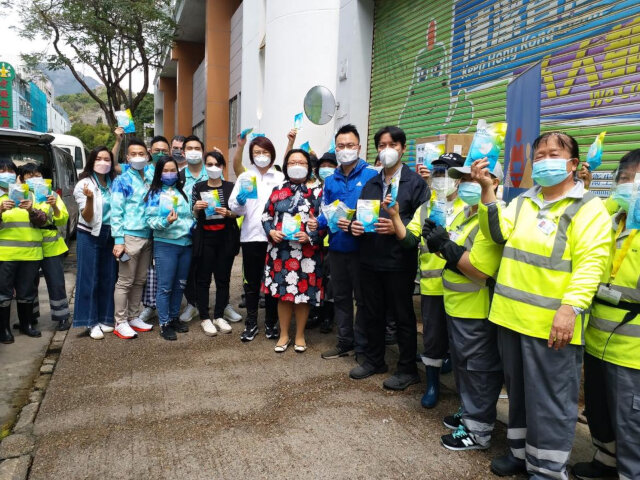 Kowloon City District Office, Lions Club of Kowloon City and other local organisation distribute anti-epidemic supplies to FEHD's frontline staff1